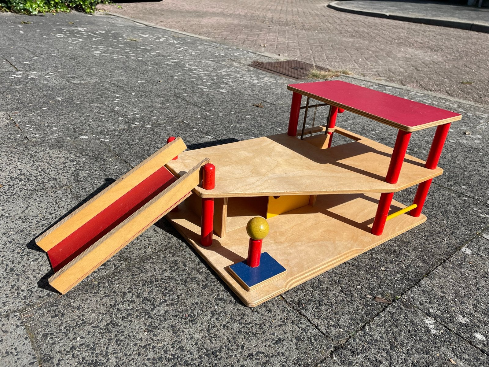 Goochem houten garage met oprit en lift, Ophalen, Gebruikt, Jongen of Meisje