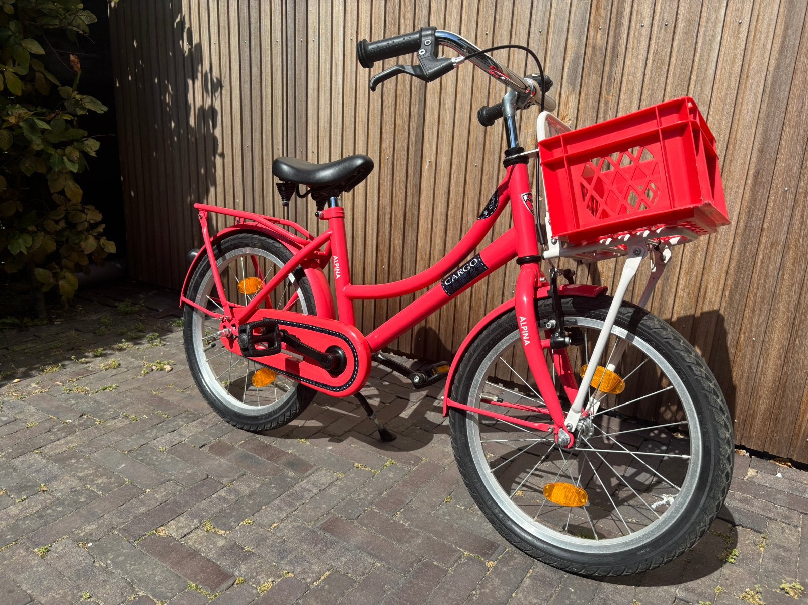 Bijna nieuwe 18 inch meisjesfiets – Alpina Cargo – lichtrood, Fietsen en Brommers, Fietsen | Meisjes, Ophalen, Terugtraprem, 18 inch