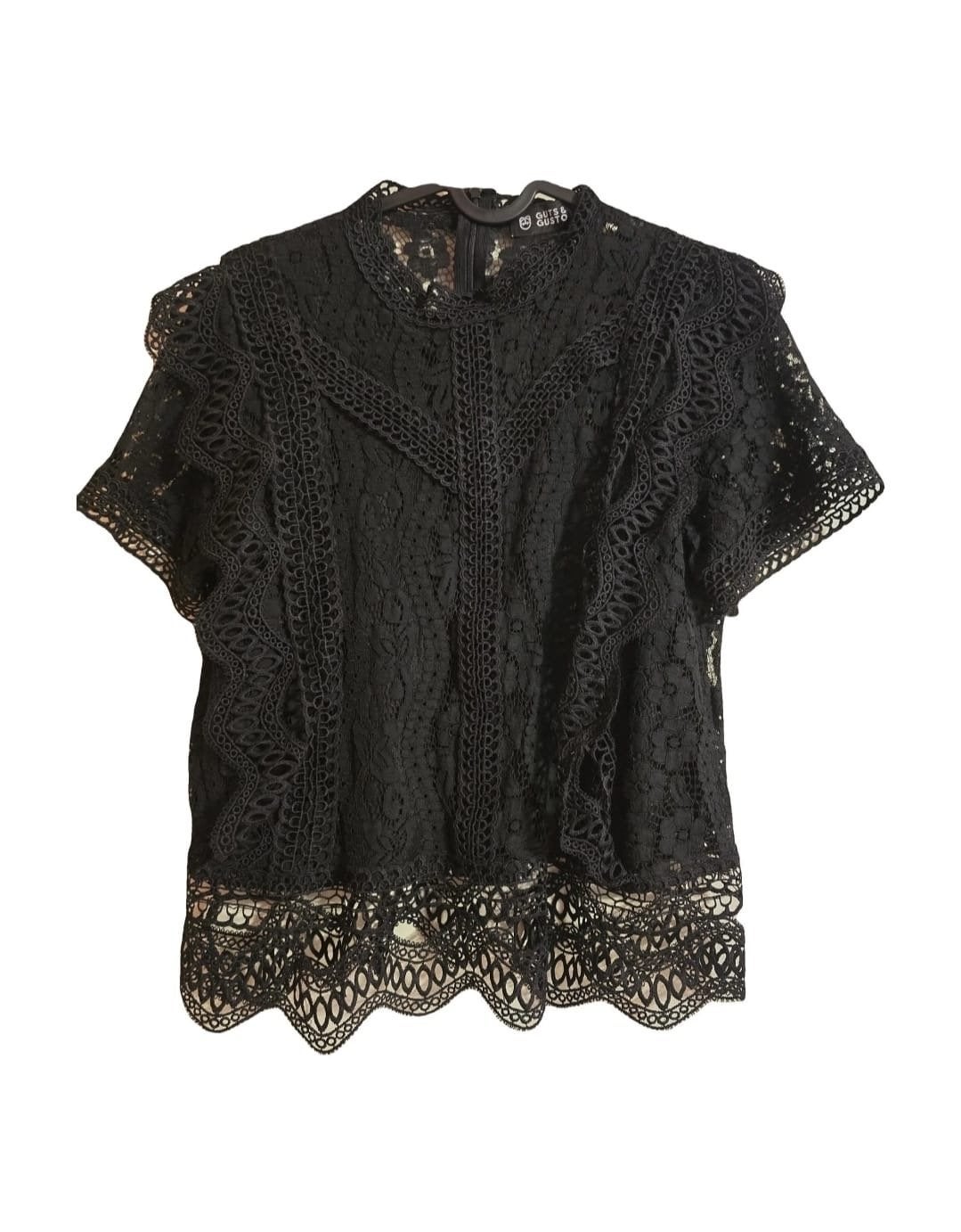 Elegante GUTS & GUSTO zwarte kanten blouse met hoge hals, Zwart, Korte mouw, Gedragen, Ophalen