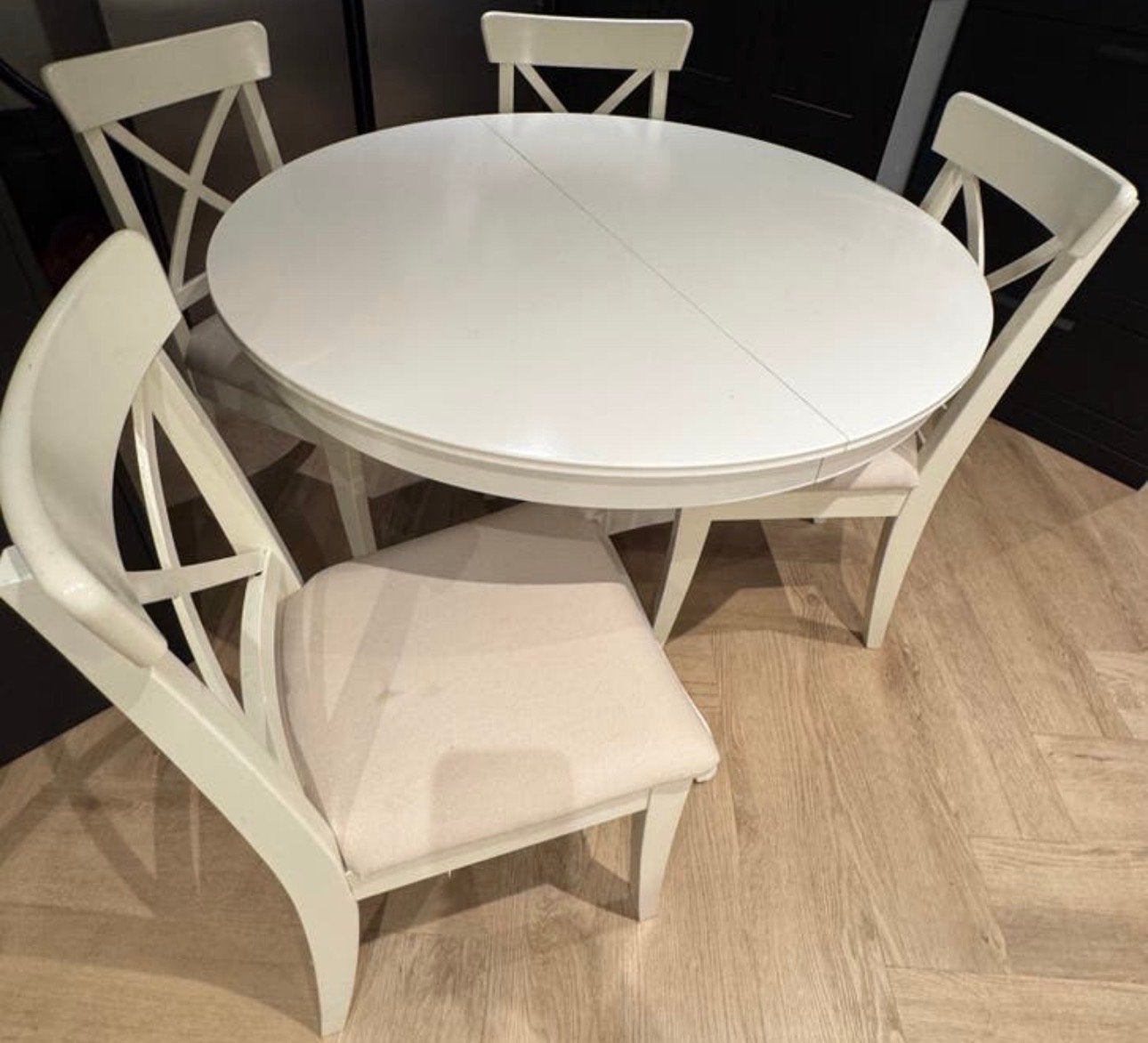 IKEA ROSENTORP Eettafel met 4 stoelen - Uitschuifbaar, Ophalen, 100 tot 150 cm, Rond, Zo goed als nieuw
