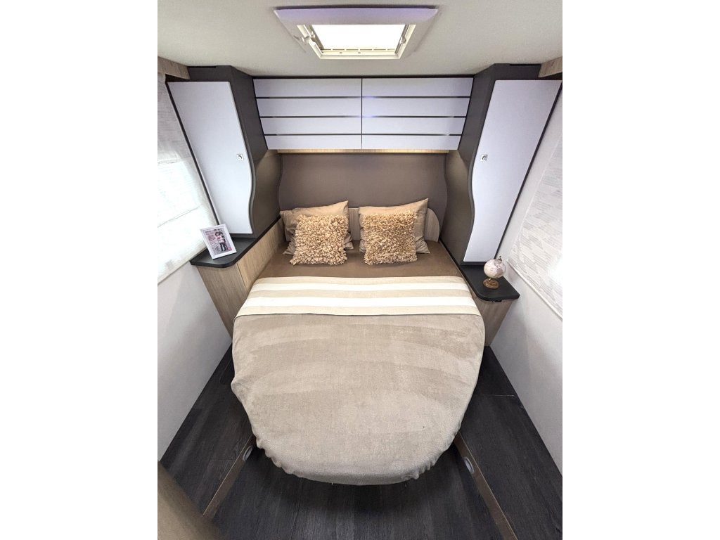 Challenger Graphite VIP 328 AUTOMAAT QUEENSBED HEFBED F2F, Automaat, Ford, 7 tot 8 meter, Bedrijf