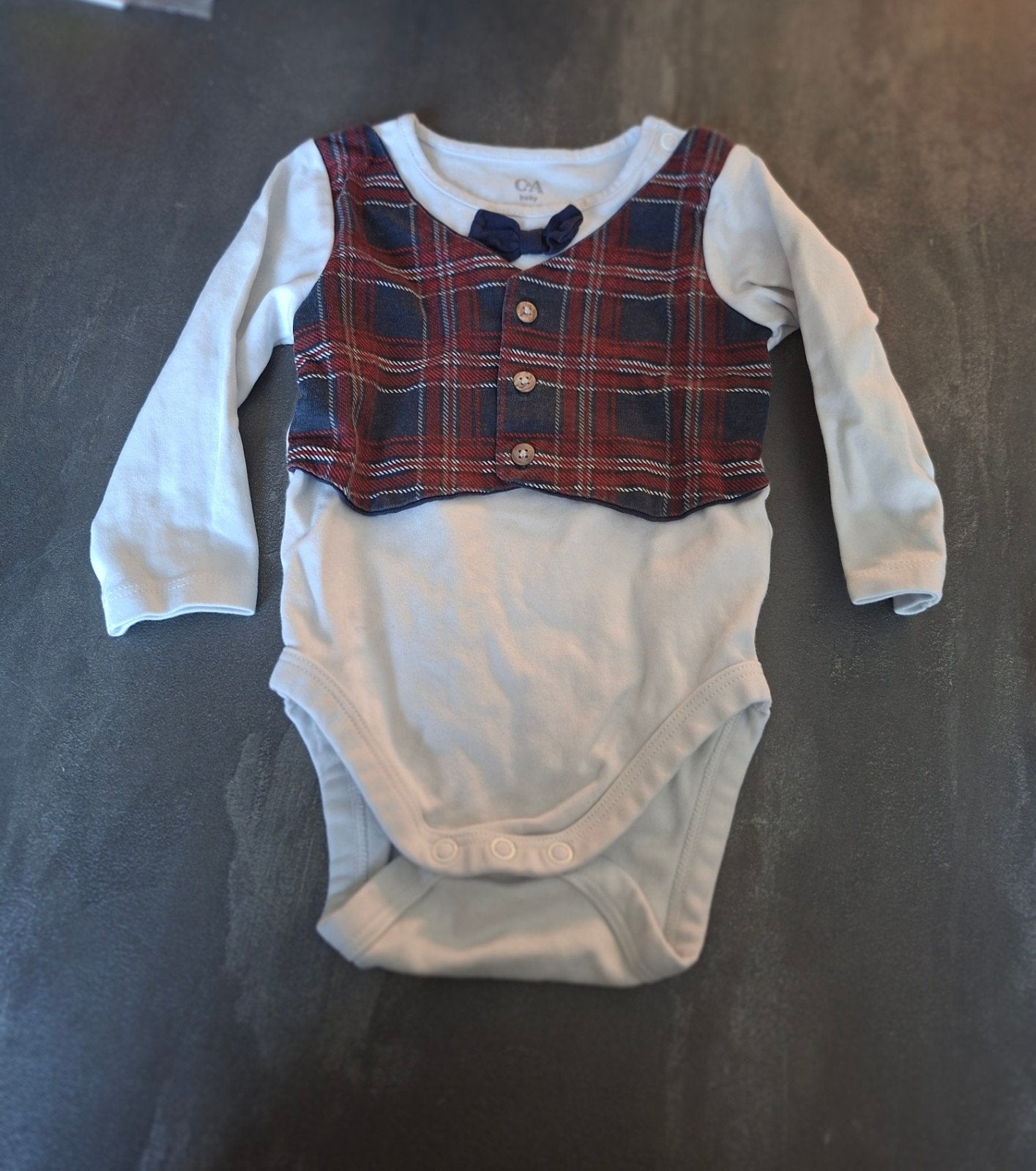 Schattige C&A baby romper met ruitjesvestje en strikje mt 68, Ophalen, Gebruikt, C&A, Jongetje