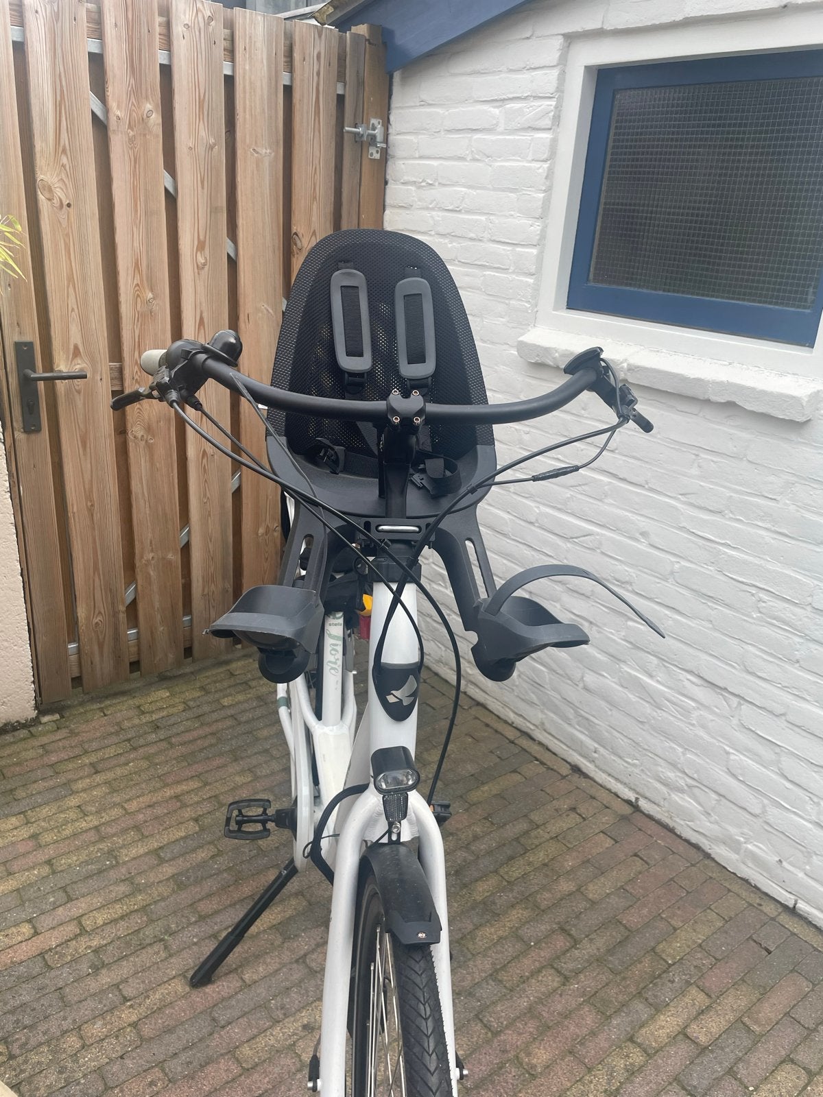 Qibbel fietsstoeltje (voor) met windscherm, Fietsen en Brommers, Ophalen, Zo goed als nieuw, Voorzitje, Voetsteuntjes