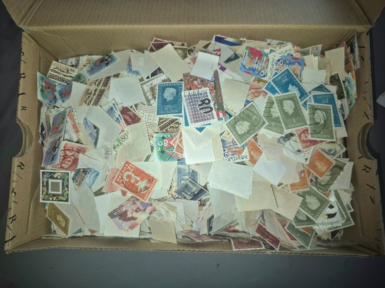 schoenendoos vol Nederlandse afgeweekte postzegels, Postzegels en Munten, Verzenden, Nederland