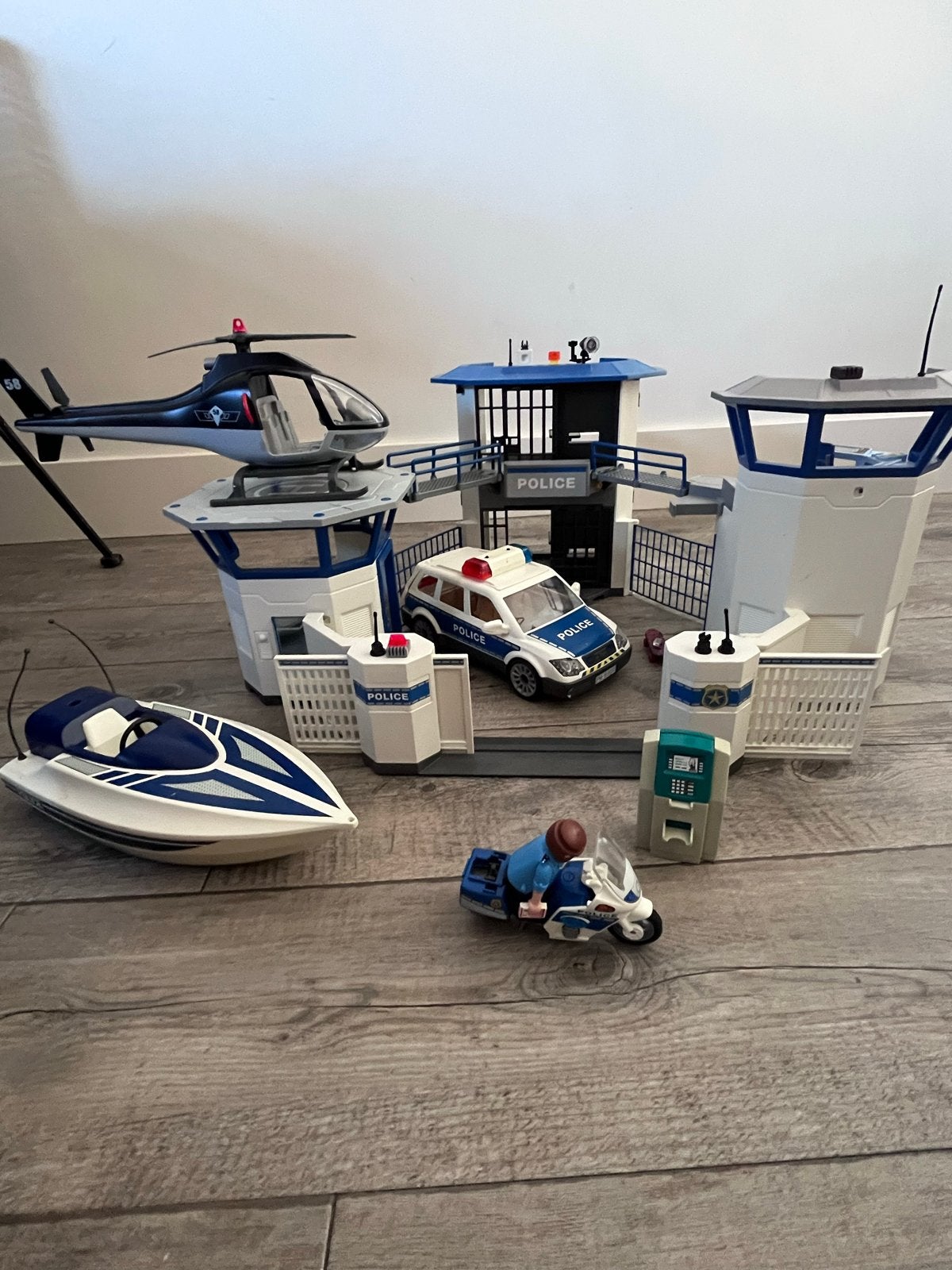 Playmobil Politiebureau met extra's (speedboot, auto), Ophalen of Verzenden, Gebruikt, Jongen of Meisje
