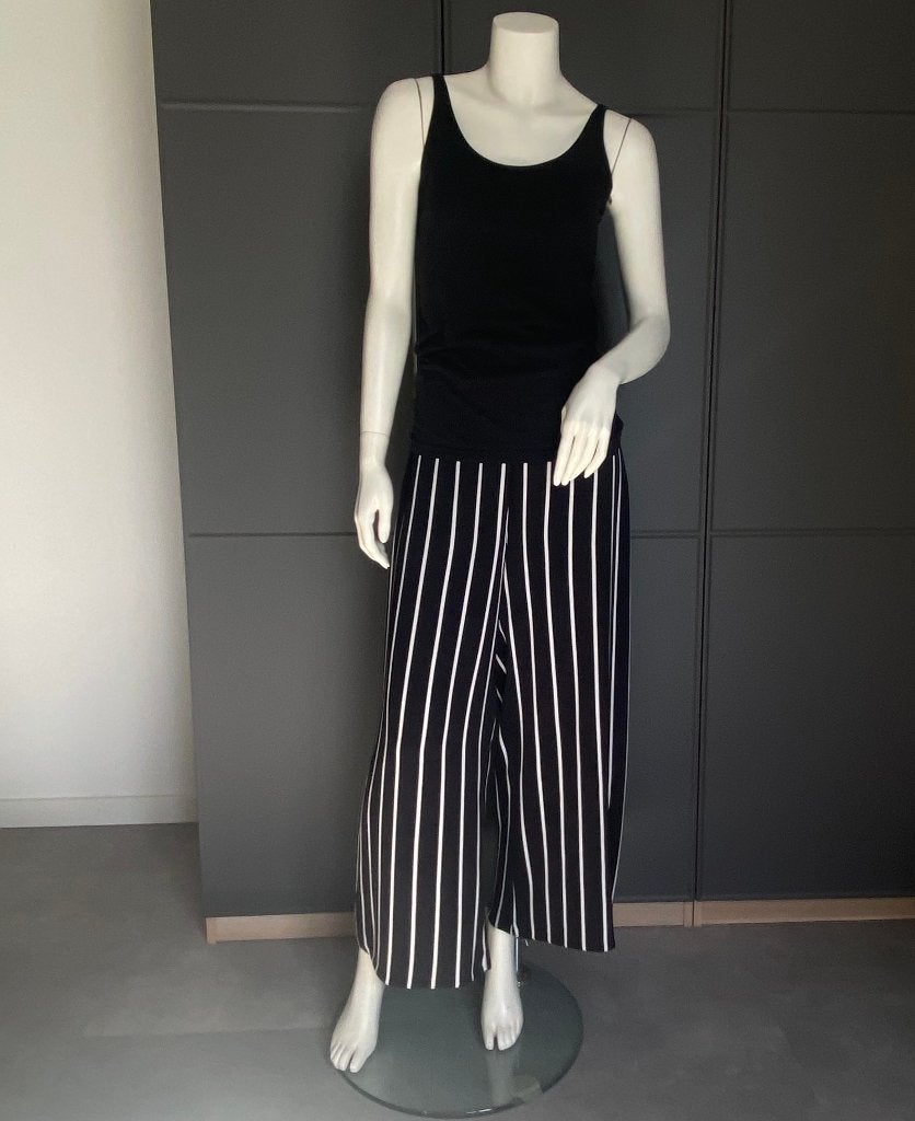 Broek zwart / wit streep 38, Kleding | Dames, Broeken en Pantalons, Maat 38/40 (M), Zwart, Ophalen of Verzenden, Zo goed als nieuw
