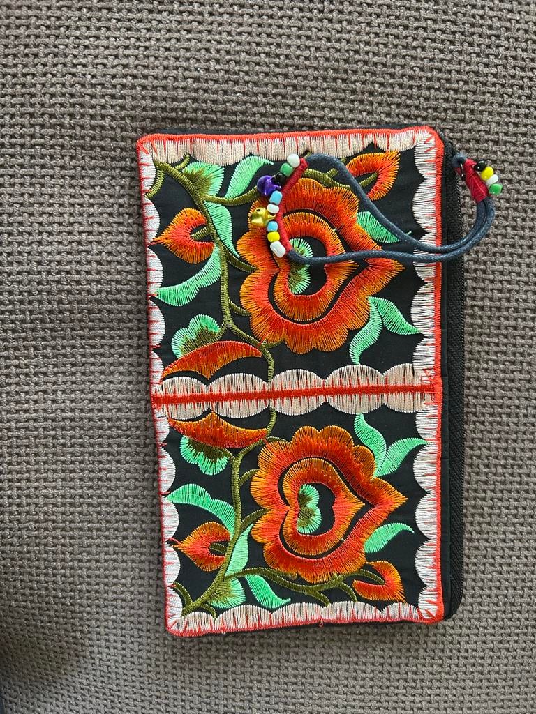 Zwart portemonneetje met bloemen borduursel, Ophalen of Verzenden, Gebruikt, Zwart, Overige merken