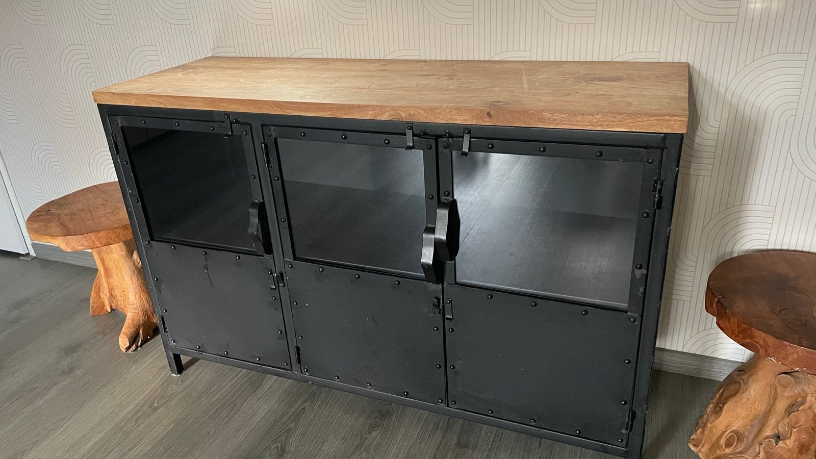 Industriële kast met houten blad en glazen deuren, 100 tot 150 cm, Ophalen of Verzenden, Zo goed als nieuw, Metaal