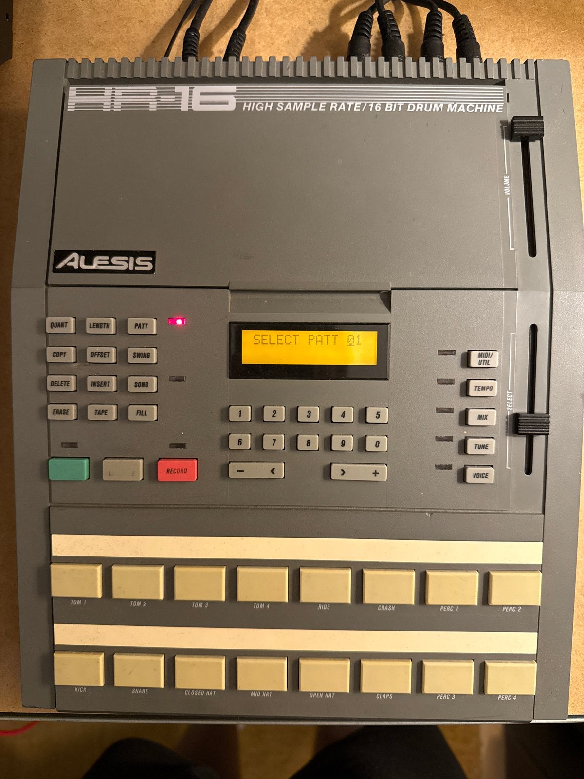 Alesis HR-16 High Sample Rate/16 Bit Drum Machine, Muziek en Instrumenten, Ophalen of Verzenden, Gebruikt, Overige merken