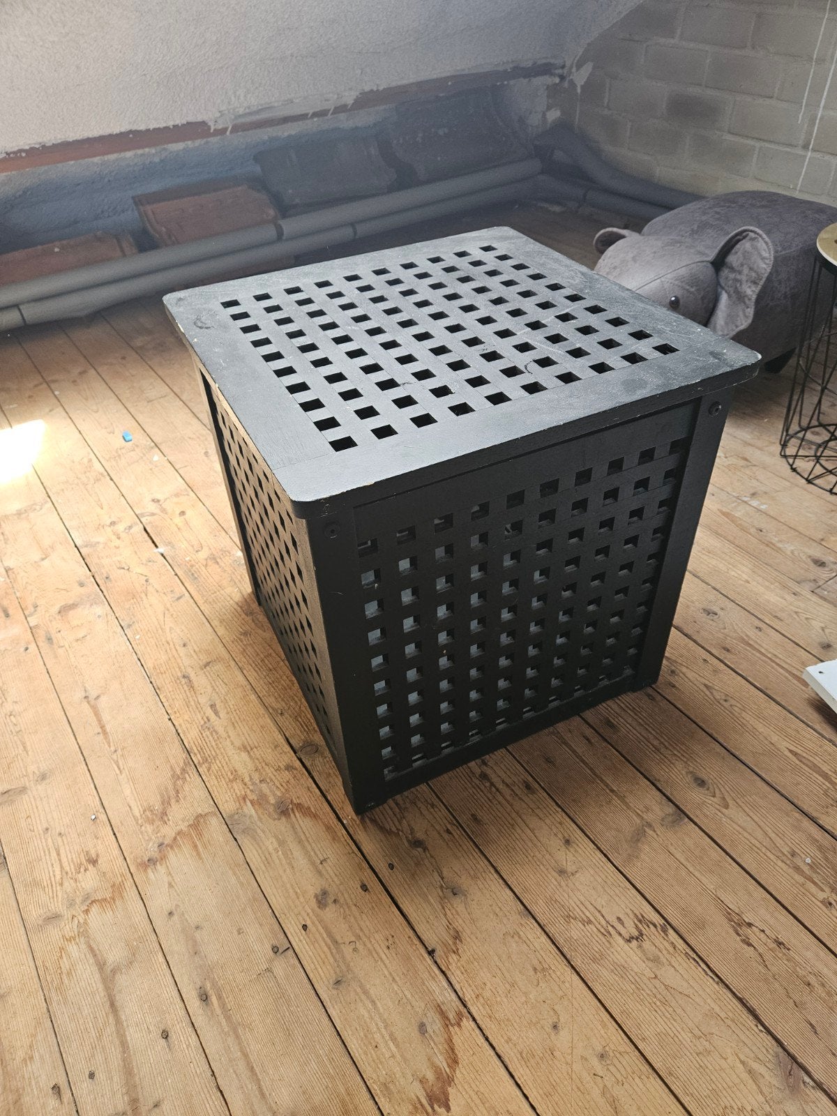 Zwarte geperforeerde kubus opbergkast/bijzettafel, Ophalen, Gebruikt