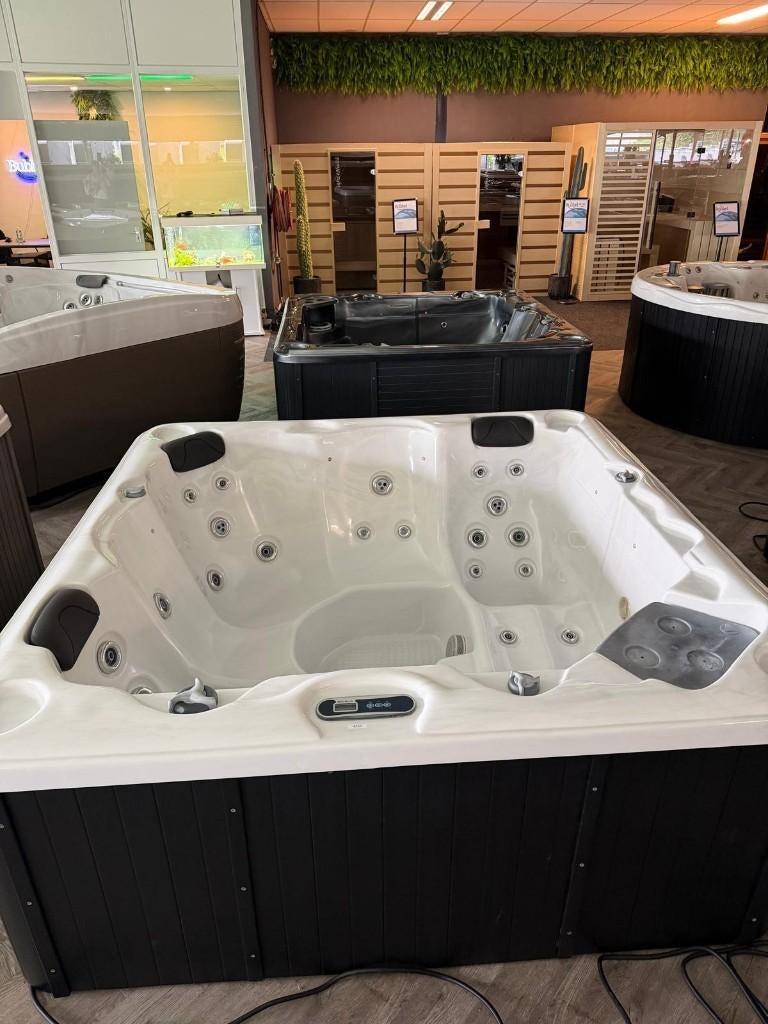 Jacuzzi Spa 200x200- 5 Persoons - 2 Ligplaatsen -Plug & Play, Ophalen, Zo goed als nieuw, Trap, Vast