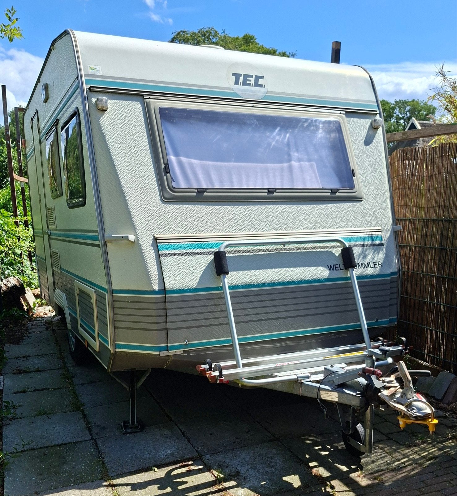 Nette compacte Tec caravan met fietsendrager., Particulier, Kachel