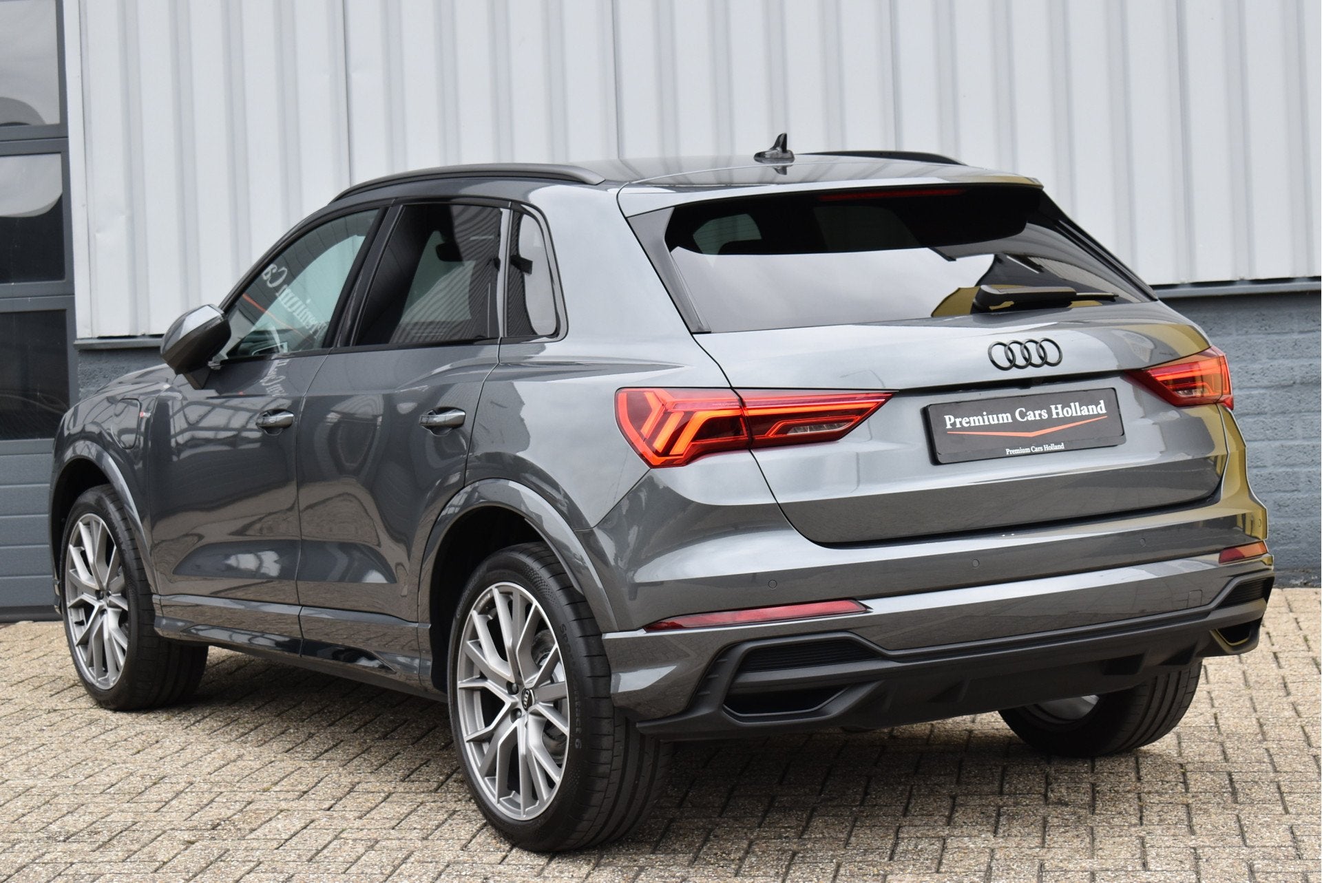 Foto 3 van Audi Q3 45 TFSI e S-Line 245 Pk SOH 94% Rood Stiksel Leder M