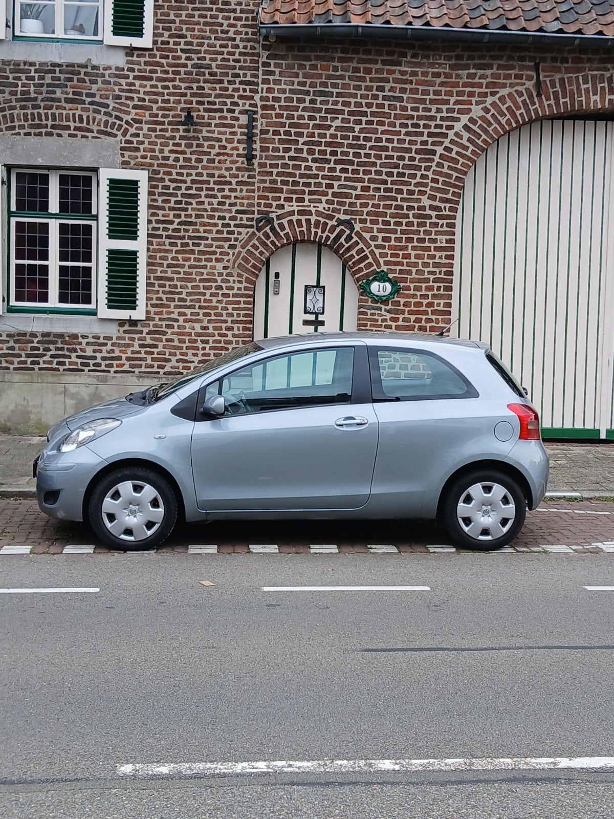 Toyota Yaris 1.3 16V Vvt-i 3DR 2006 Grijs, Auto's, Voorwielaandrijving, 40 €/maand, 4 cilinders, 995 kg