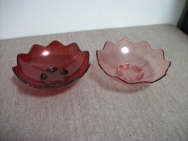 2 Tupperware Schaaltjes ( rood, 17 cm doorsnee ), Huis en Inrichting, Ophalen of Verzenden, Gebruikt, Rood, Schaal