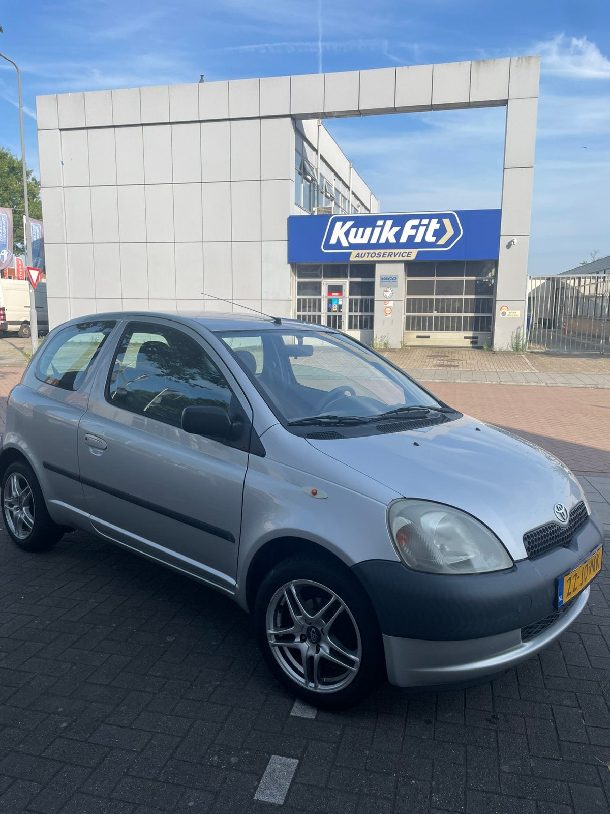Toyota Yaris 1.0 16V Vvti 3DR 2002 Grijs, Auto's, Voorwielaandrijving, 4 cilinders, 400 kg, 68 pk