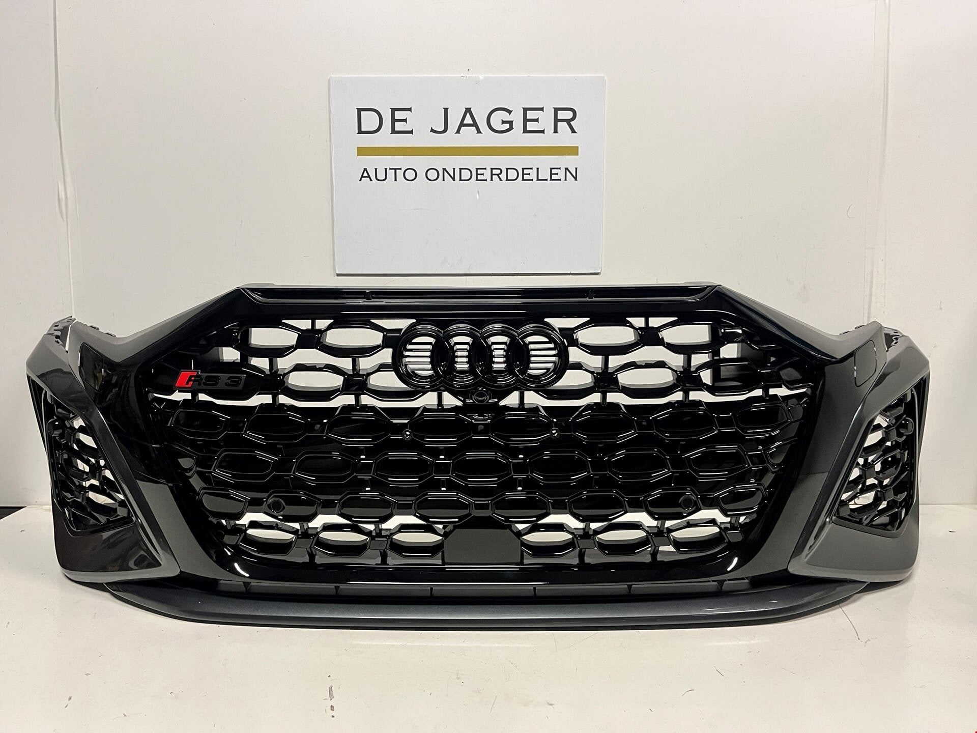 AUDI RS3 8Y VOORBUMPER BUMPER COMPLEET PDC 8Y0807550D 2019-, Gebruikt, Voor, AUDI AG, Auto-Union-Strasse 1
85045  Ingolstadt, DE