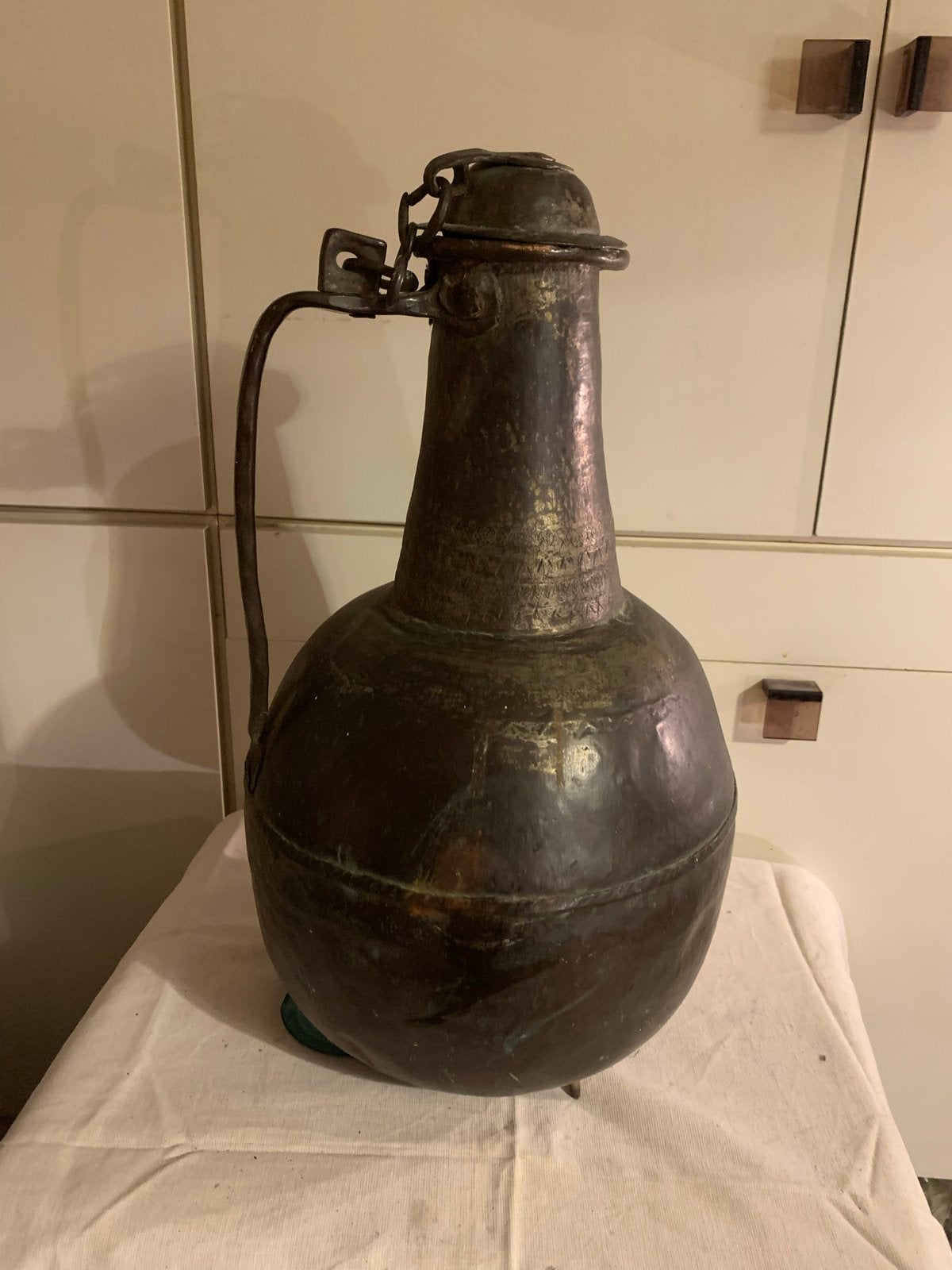 Antieke koperen kruik met ketting en handvat, Antiek en Kunst, Ophalen