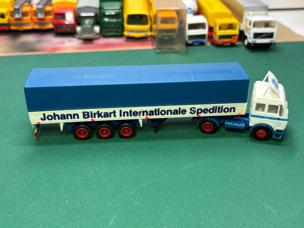 Herpa Mercedes trekker met zeil oplegger Birkart IMG6986/7/8, Ophalen of Verzenden, Bus of Vrachtwagen, Herpa