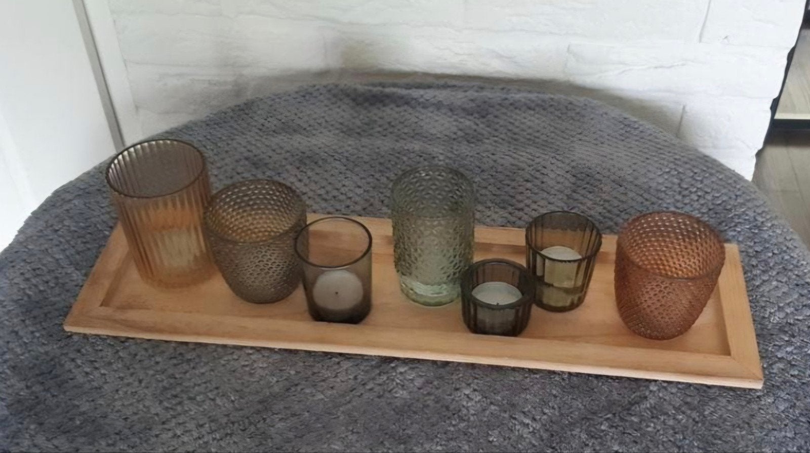 houten dienblad en zeven glazen theelichthouders, Gebruikt, Meerkleurig, Waxinelichthouder, Ophalen of Verzenden