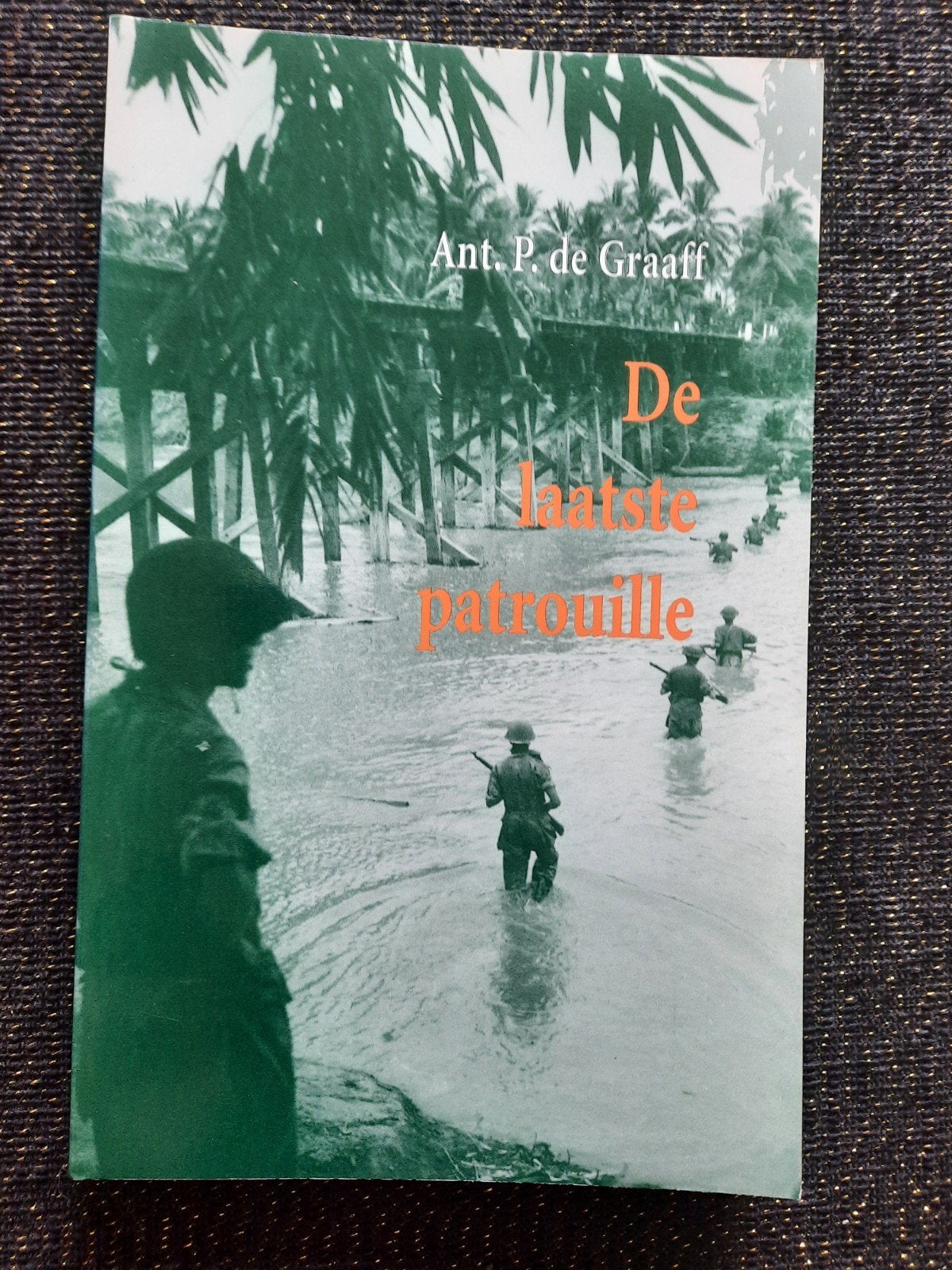 De laatste patrouille - Ant.P. de Graaff - Indië-boek, Ophalen of Verzenden, Zo goed als nieuw, Algemeen, 1945 tot heden