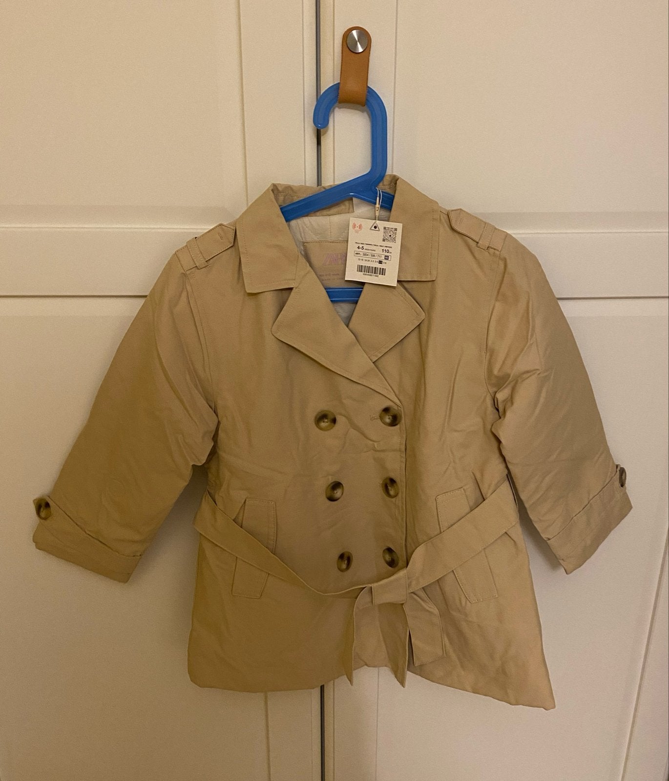 Nieuwe beige trenchcoat voor kinderen - maat 110, Ophalen of Verzenden, Nieuw, Jongen of Meisje