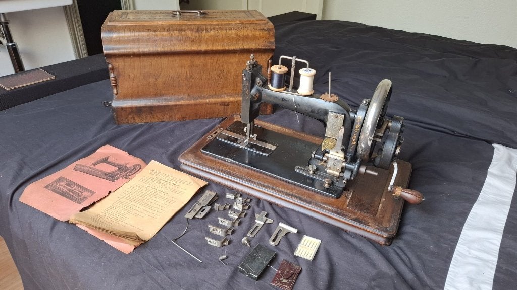 Antieke naaimachine, Antiek en Kunst, Ophalen
