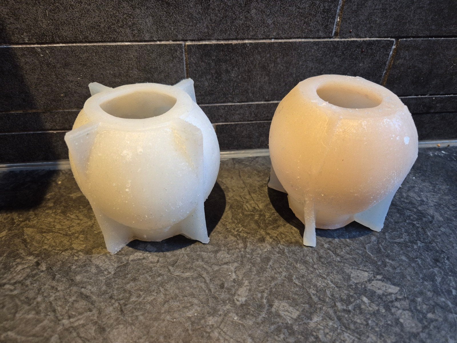 Set van 2  siliconen mallen voor kaarsen (kerstbal), Verzenden, Gebruikt