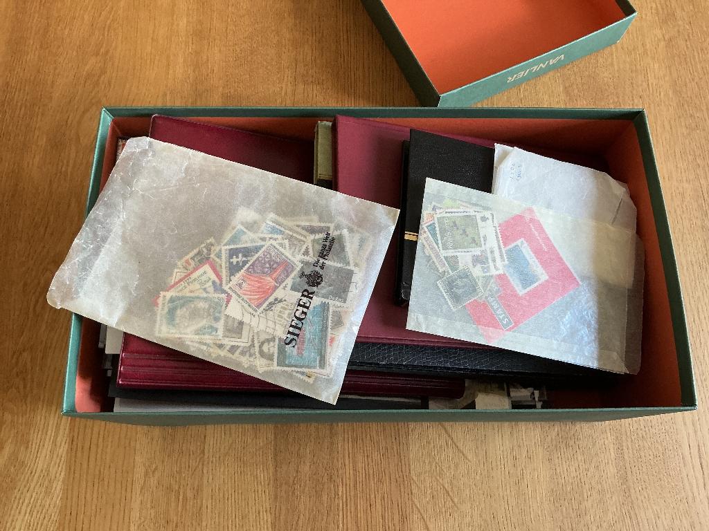 Schoendoos vol, Postzegels en Munten, Postzegels | Volle albums en Verzamelingen, Ophalen of Verzenden, Nederland en Buitenland