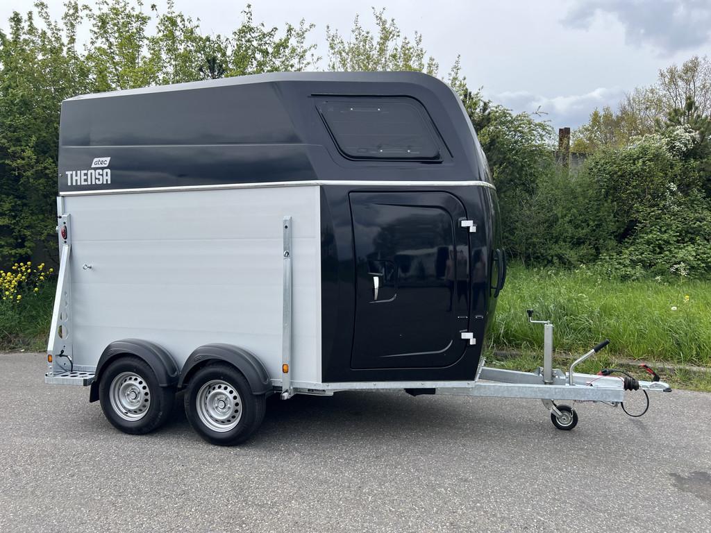 Atec APT 2000 Thensa 2 paards zwart metallic, met zadelkamer, TVW Horse Trucks, Nieuw, Info@tvwhorsetrucks.com, Textielstraat 2
5107NG  DONGEN, NL