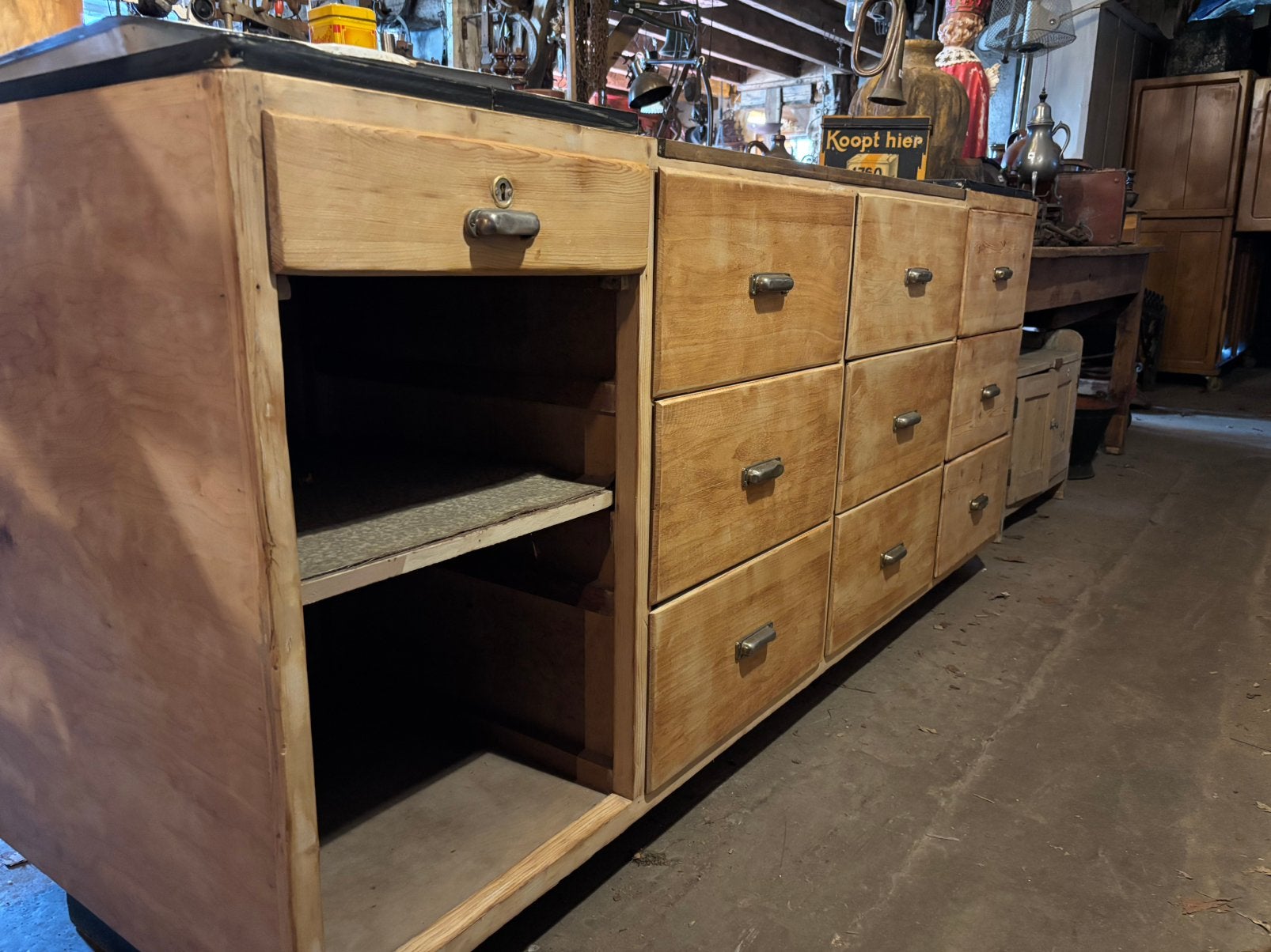 Antieke toonbank of oude toonbank ladekast met vitrine