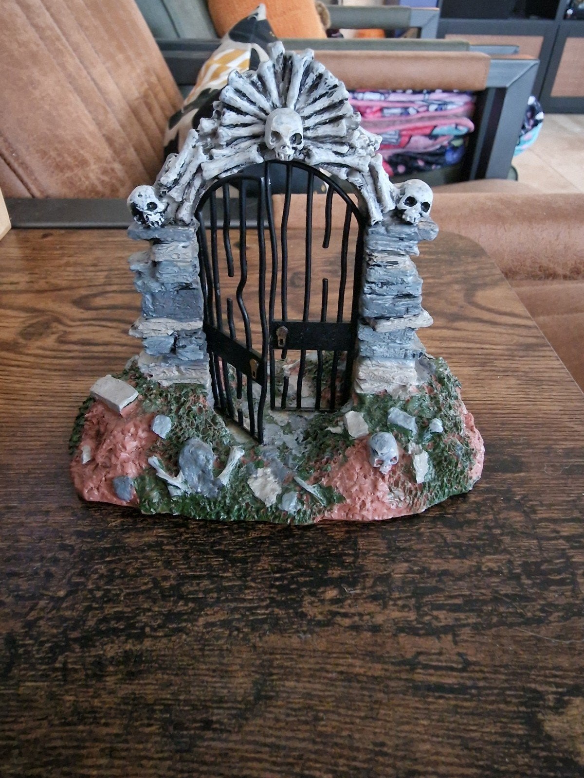 Lemax Spooky Town Poort met Schedels Halloween Decoratie, Diversen, Ophalen of Verzenden, Zo goed als nieuw