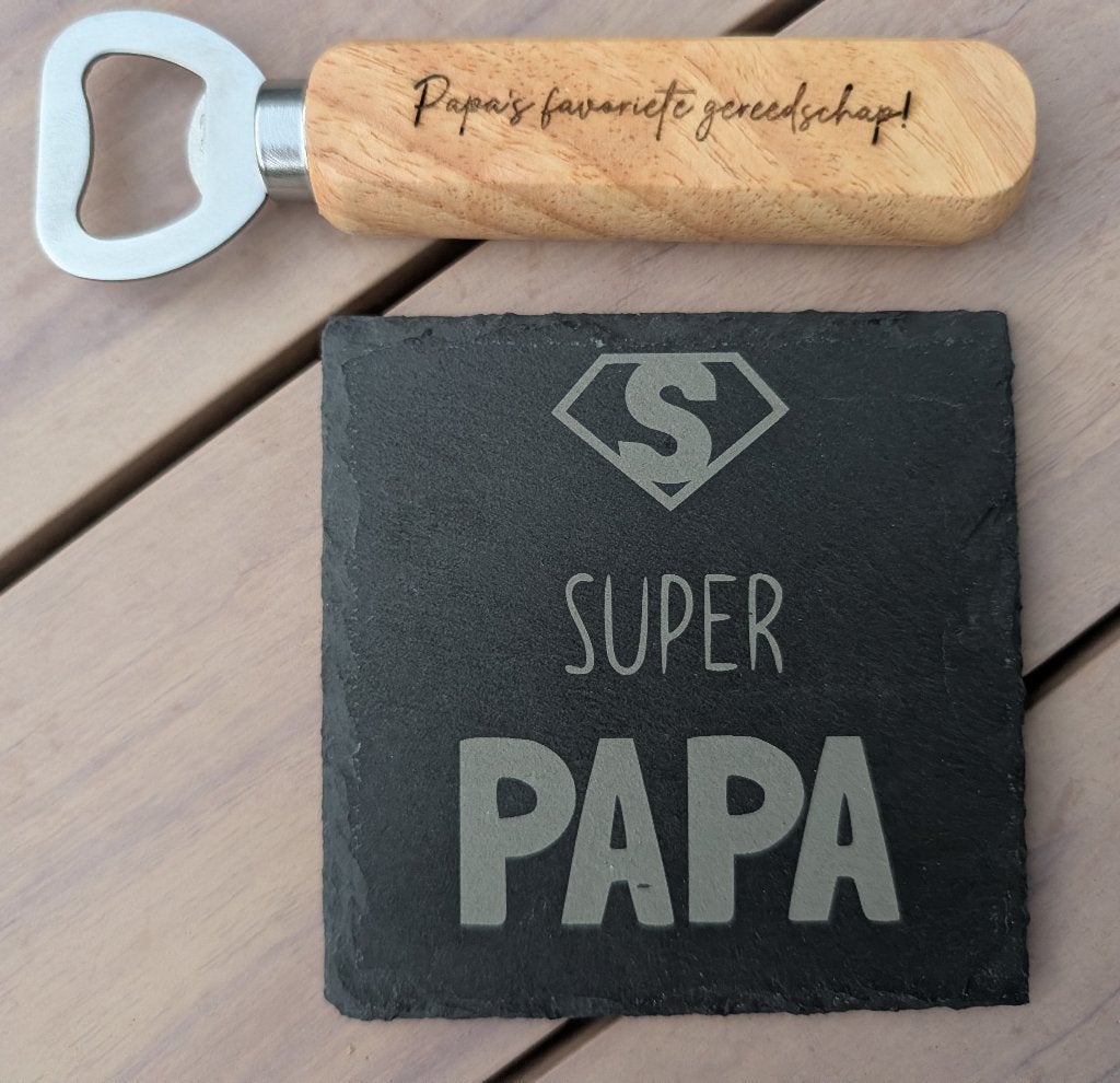 Super Papa' Cadeauset – Flesopener & Leisteen Onderzetter, Huis en Inrichting, Woonaccessoires | Onderzetters, Hout, Ophalen of Verzenden