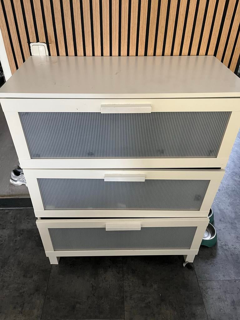 Gratis IKEA ladekast - laden gaan moeilijk open, Overige materialen, Gebruikt, 3 of 4 laden, Minder dan 100 cm