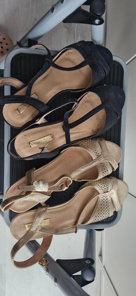 2 paar leuke schoentjes met klein hakje 40, Kleding | Dames, Ophalen of Verzenden, Gedragen, Blauw, Schoenen met lage hakken