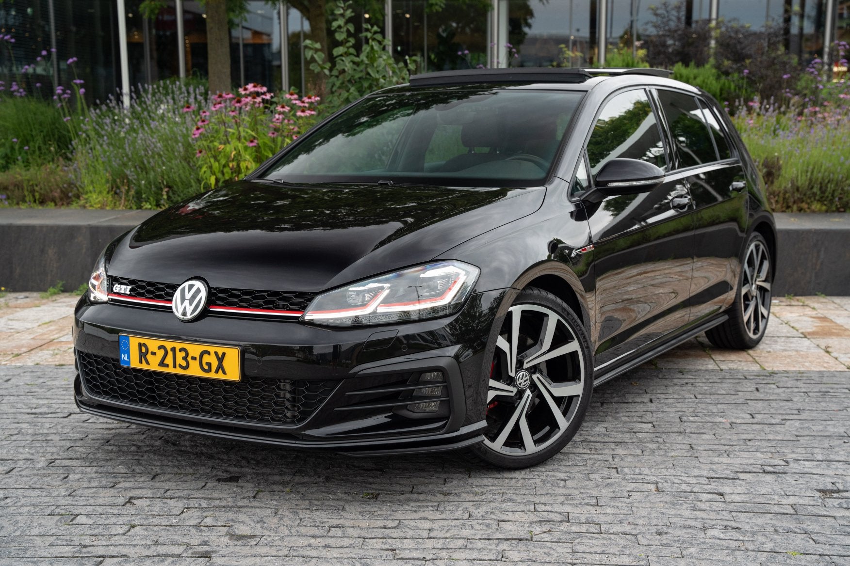 Volkswagen Golf VII 2.0 TSI GTI DSG PANO AKRA LED 5 deurs, 4 cilinders, Alcantara, Zwart, 1600 kg