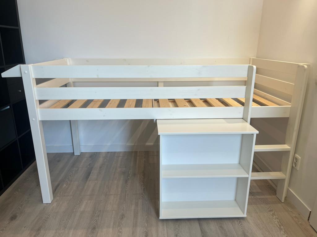 Halfhoogslaper met uitschuifbaar bureaublad, wit Vipack Pino, Huis en Inrichting, Slaapkamer | Stapelbedden en Hoogslapers, Ophalen