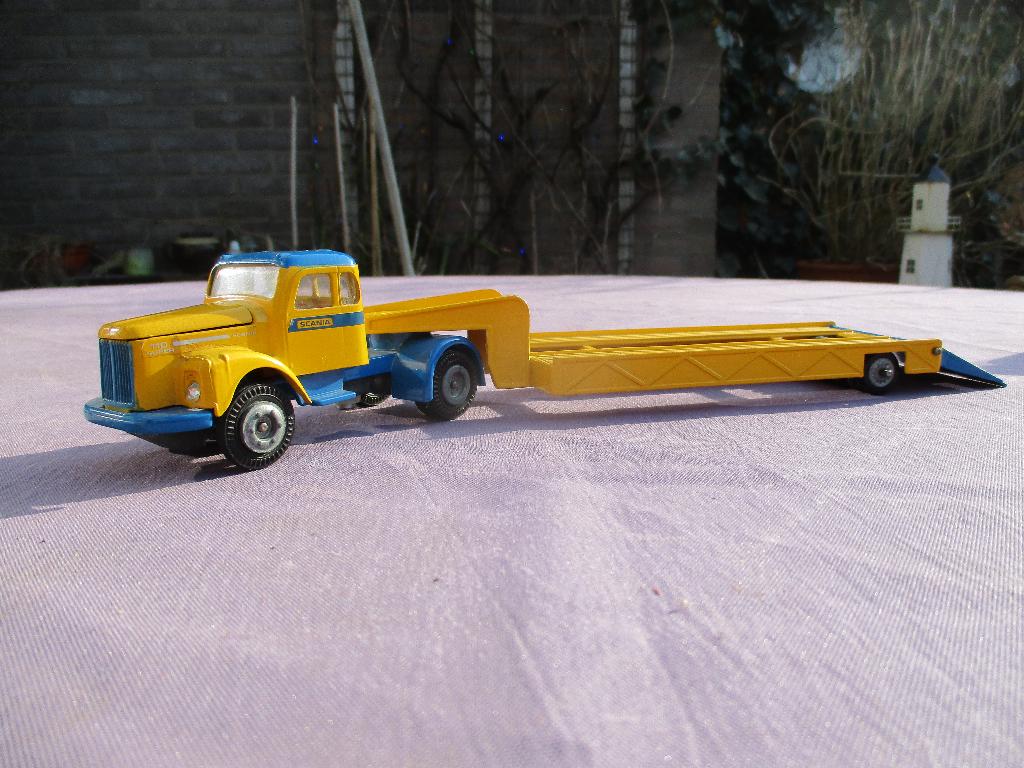 Tekno Scania Vabis 110 super met dieplader demo, Verzenden, Zo goed als nieuw, Bus of Vrachtwagen, Tekno