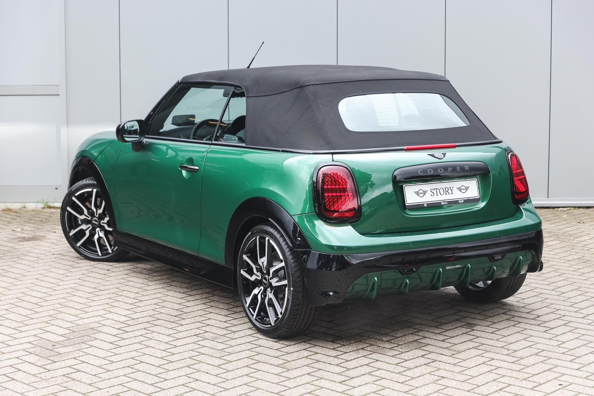 MINI Cabrio Cooper C Automaat / JCW / Pakket XL / 18" JCW La, 1998 cc, 15 km/l, Zwart, 4 stoelen