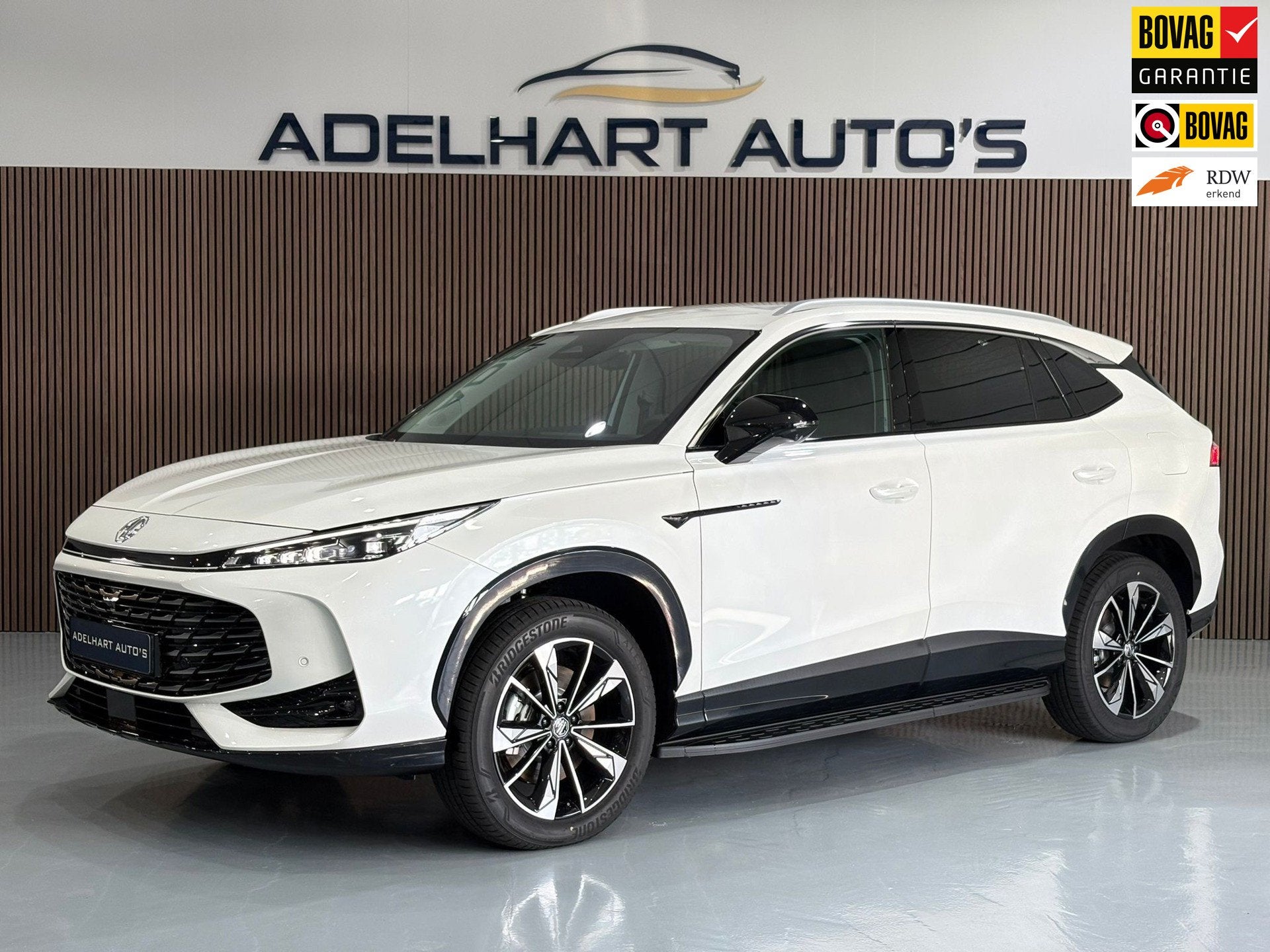 MG MG EHS PHEV 1.5 Luxury PHEV 272 PK Automaat / Navigatie f, Zwart, 4 cilinders, Wit, Nieuw