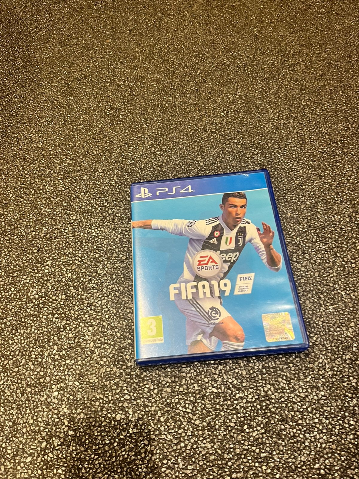 Fifa 19 spel PS4, Ophalen of Verzenden, Zo goed als nieuw, Sport, 3 spelers of meer