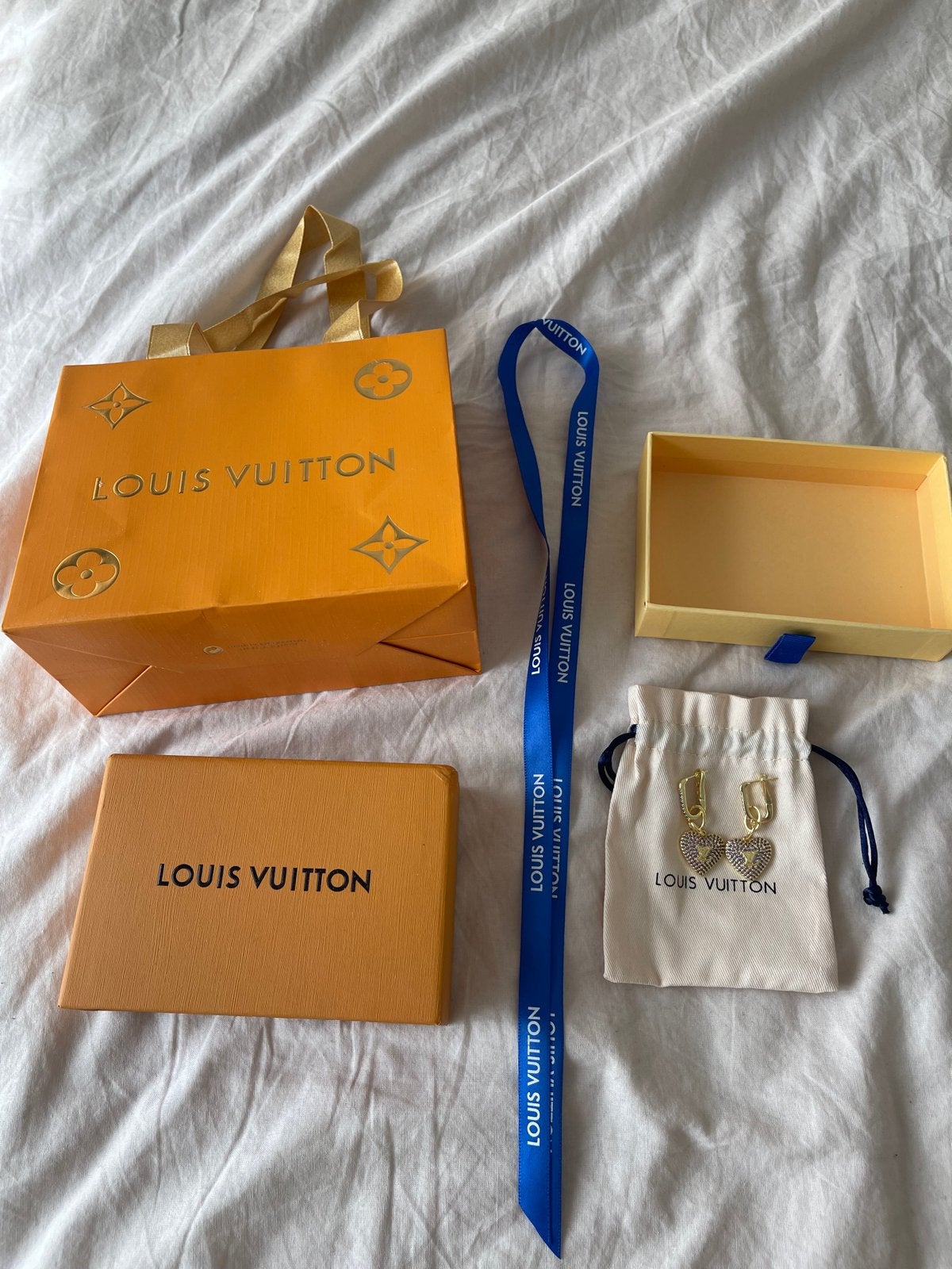 Louis Vuitton Oorbellen Goud met Hartjes LV Logo Glitter, Hangers, Verzenden, Zo goed als nieuw, Goud