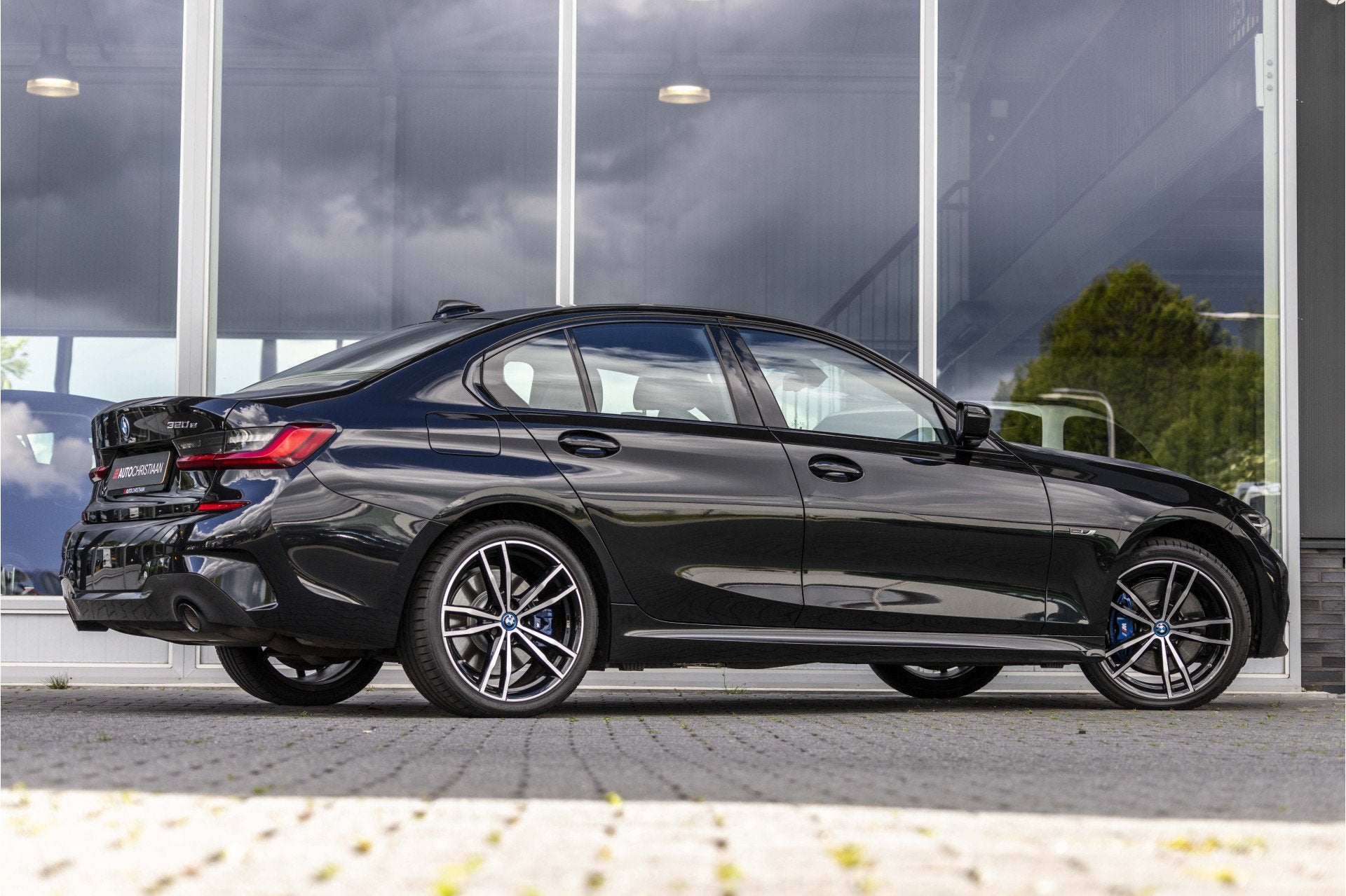 BMW 3-serie 320e Business Edition Plus M-Sport | Leder | NL, Gebruikt, 4 cilinders, Zwart, Bedrijf