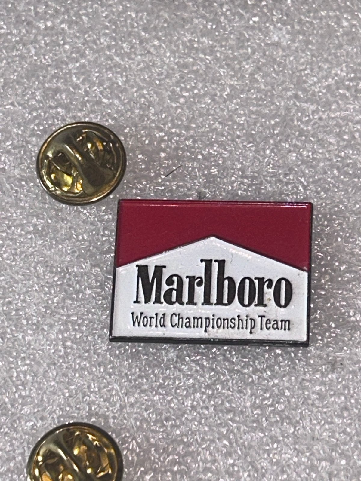 Marlboro World Championship Team Pin, Ophalen of Verzenden, Gebruikt, Merk, Speldje of Pin