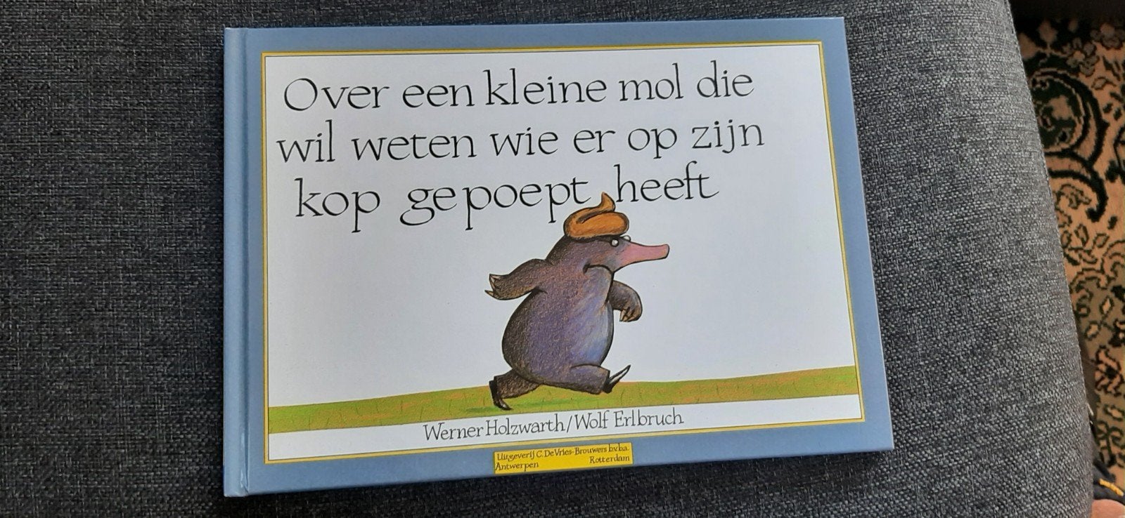 Over een kleine mol die wil weten wie er op zijn kop gepoept, Ophalen of Verzenden, Zo goed als nieuw, Wolf Erlbruch; Werner Holzwarth