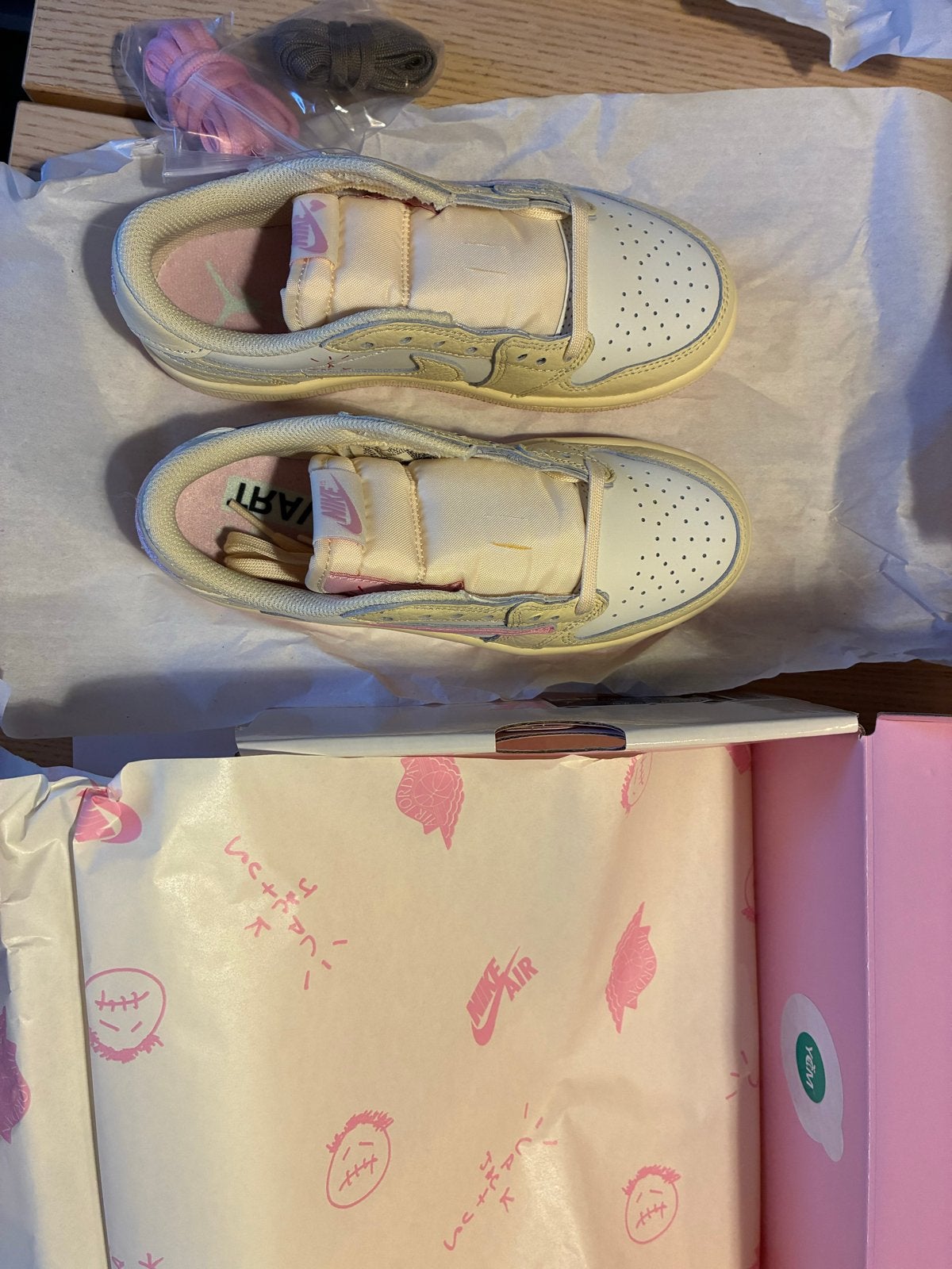 Nike Air Jordan 1 Travis Scott shy pink maat 33,5, Kleding | Dames, Schoenen, Ophalen of Verzenden, Nieuw, Wit, Sneakers of Gympen