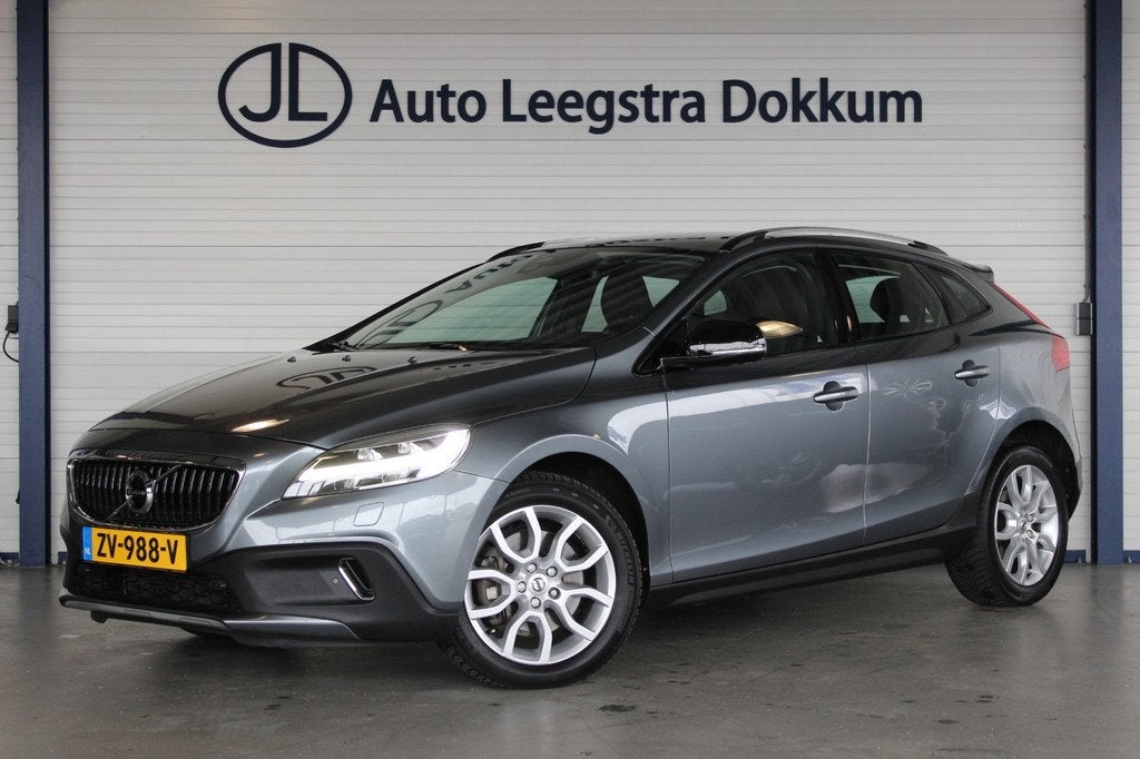 Volvo V40 Cross Country 1.5 T3 Summum Trekhaak | Pano | Memo, 4 cilinders, 700 kg, Leder, Bedrijf