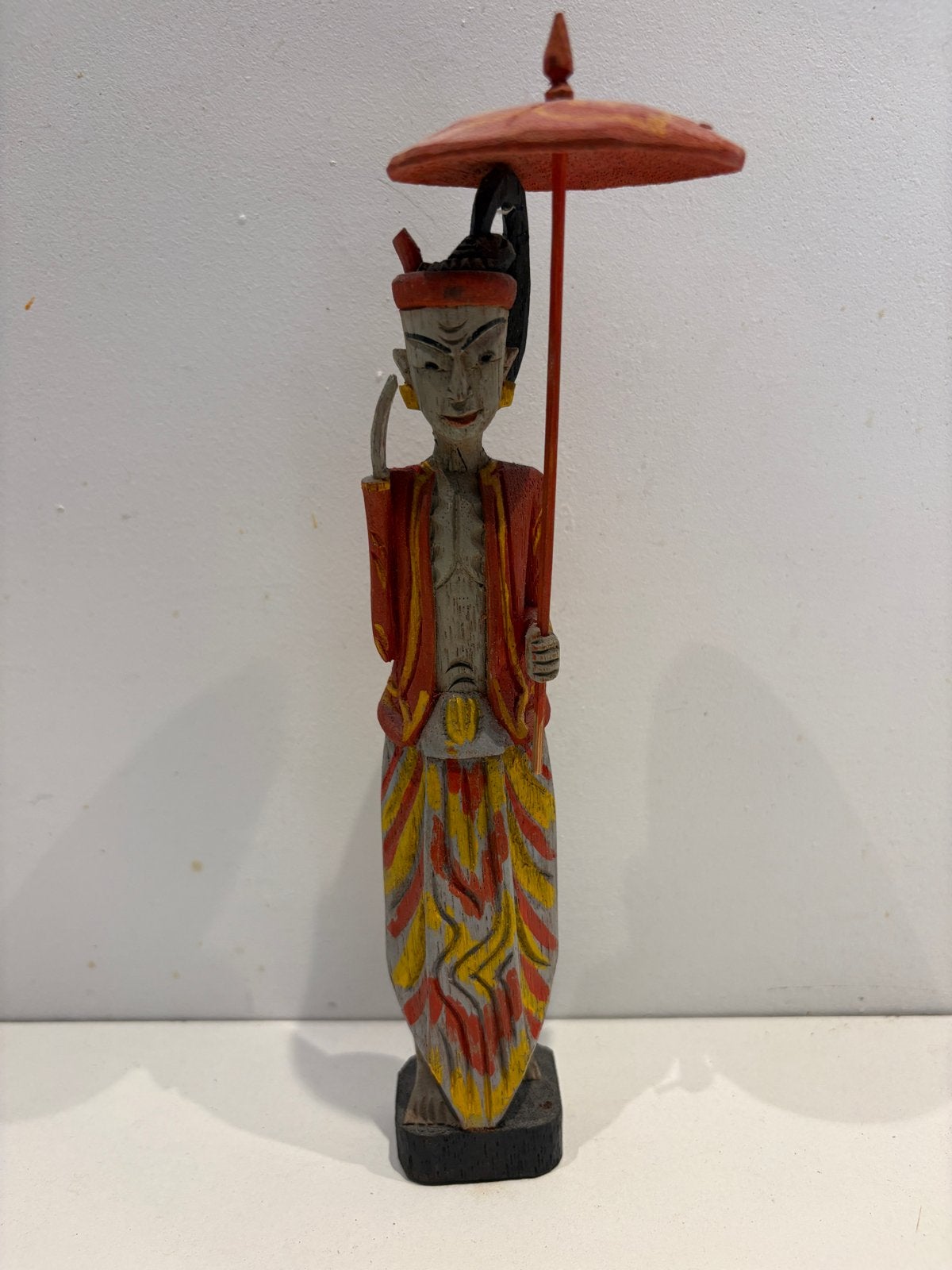 Houten beeldje van een figuur met parasol, handgesneden, Antiek en Kunst, Kunst | Beelden en Houtsnijwerken, Minder dan 20 cm