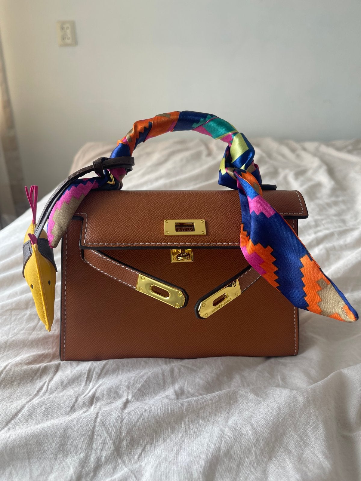 Kelly tas bruin met gouden details en bijpassende accessoire, Sieraden, Tassen en Uiterlijk, Tassen | Damestassen, Verzenden, Zo goed als nieuw