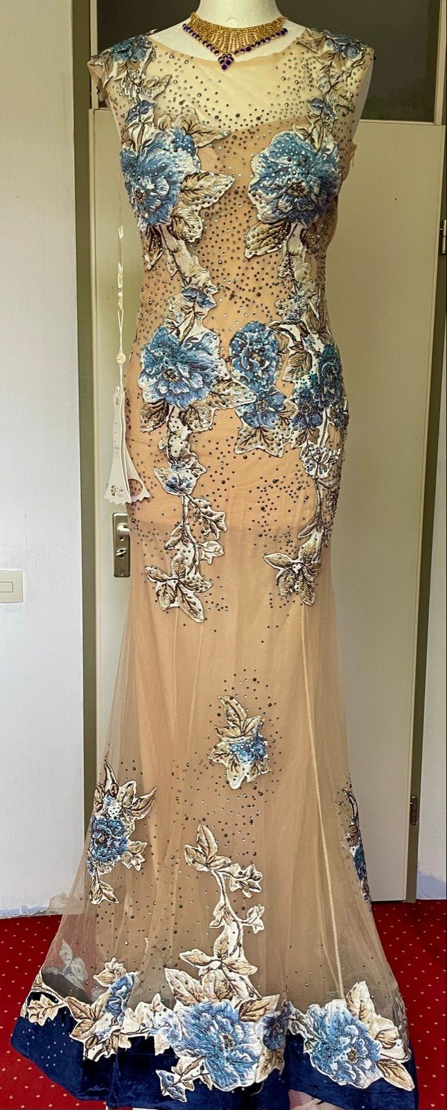 Aparte trouwjurk beige met blauwe en beige bloemen, Ophalen of Verzenden, Nieuw, Beige, Trouwjurk